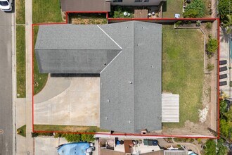 17551 Misty Ln in Huntington Beach, CA - Foto de edificio - Building Photo