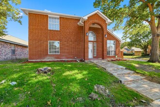 2100 Riverplace Dr in Flower Mound, TX - Foto de edificio - Building Photo