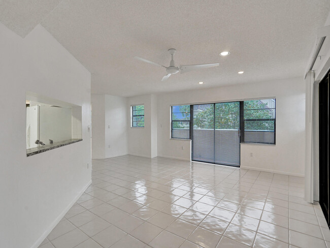 6670 Villa Sonrisa Dr-Unit -220 in Boca Raton, FL - Building Photo - Building Photo