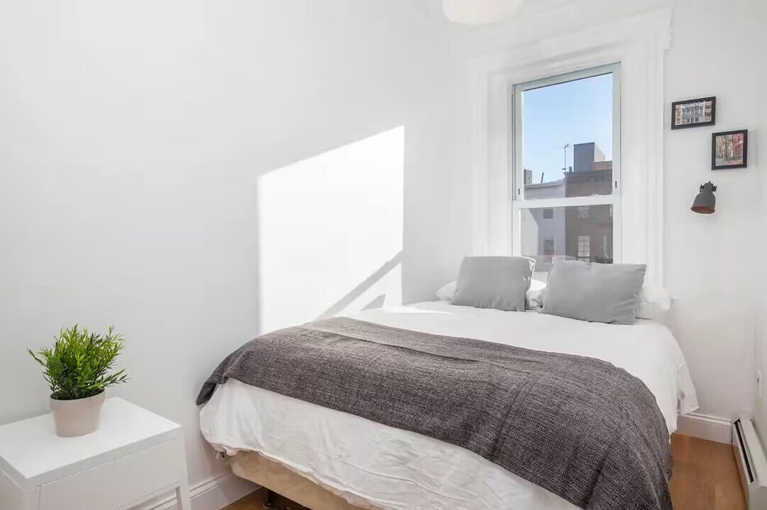 Furnished room/NOT APARTMENT in Brooklyn, NY - Building Photo