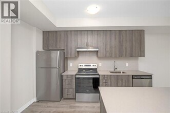 121 Hwy 8 in Stoney Creek, ON - Building Photo - Building Photo