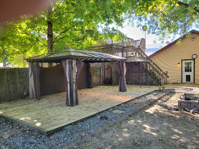 19573 Co Rd 146 in New Paris, IN - Foto de edificio - Building Photo