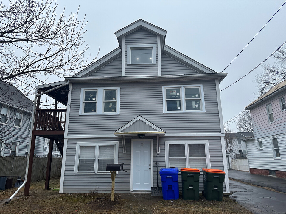 27 Geneva Ave-Unit -2nd floor in Wallingford, CT - Building Photo
