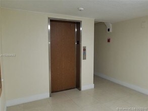 9360 Fontainebleau Blvd-Unit -310 in Miami, FL - Foto de edificio - Building Photo