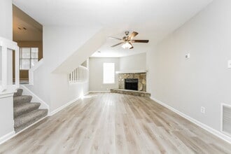 6155 Marbut Farms Chase in Lithonia, GA - Foto de edificio - Building Photo