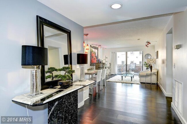 1015 33rd St NW in Washington, DC - Building Photo - Building Photo