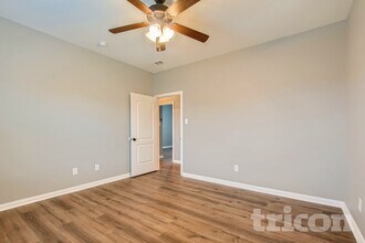 1990 Timber Oaks Dr in Garland, TX - Foto de edificio - Building Photo