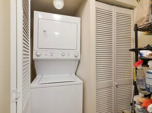 2554 W Rosemont Ave, Unit G in Chicago, IL - Foto de edificio - Building Photo