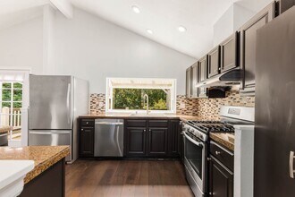 15731 NE 105th Ct in Redmond, WA - Foto de edificio - Building Photo