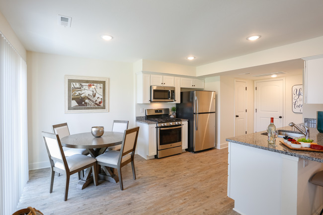 Clay Creek Townhomes in Smithville, MO - Building Photo - Interior Photo