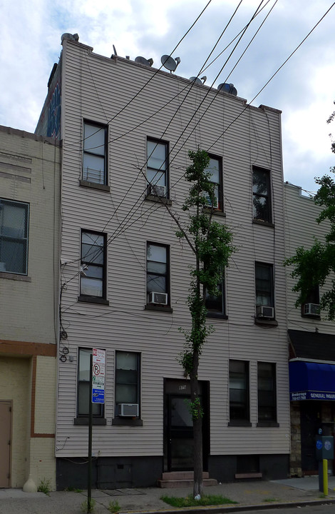 879 Cypress Ave in Flushing, NY - Building Photo