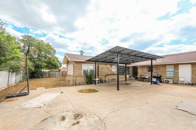 1402 Corpus Christi St in Laredo, TX - Building Photo - Building Photo