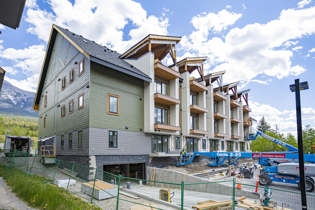 Alpine in Canmore, AB - Building Photo