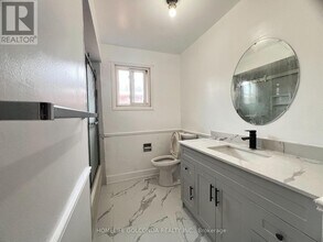 277 Huntington Ridge Dr in Mississauga, ON - Building Photo - Building Photo