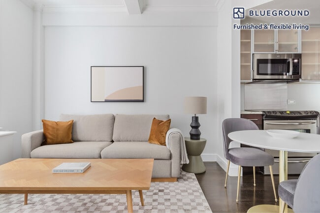 210 W 70th St in New York, NY - Building Photo - Building Photo