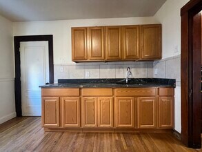 4 River St, Unit 1 in Dedham, MA - Foto de edificio - Building Photo