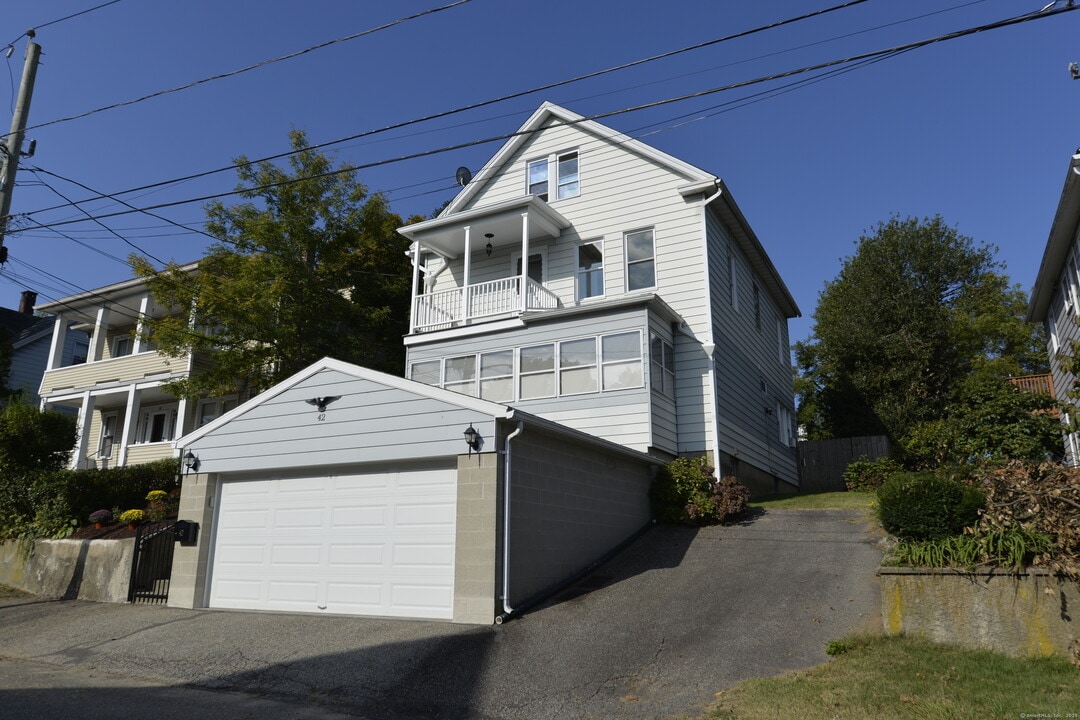 42 Bassett St in Ansonia, CT - Building Photo