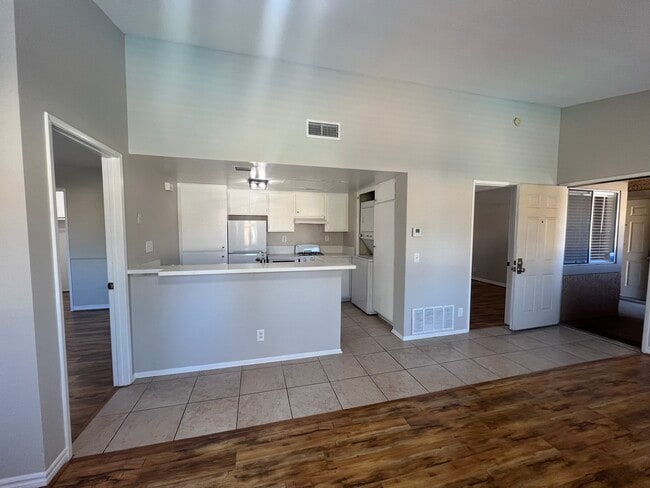 4565 Alamo St, Unit J in Simi Valley, CA - Foto de edificio - Building Photo