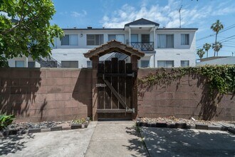 2320 Virginia Ave in Santa Monica, CA - Foto de edificio - Building Photo