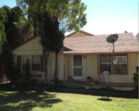 17112 Chatsworth St in Granada Hills, CA - Building Photo - Building Photo