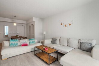 7501 E Treasure Dr, Unit 2L in North Bay Village, FL - Building Photo - Building Photo