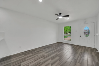 4622 Bayview Dr in Dallas, TX - Foto de edificio - Building Photo