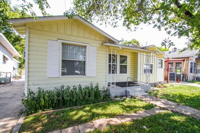 2818 E Houston St in San Antonio, TX - Building Photo - Building Photo