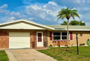 8201 120th St N in Seminole, FL - Building Photo