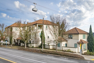 3328 SW Barbur Blvd in Portland, OR - Foto de edificio - Building Photo