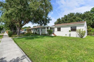 301 SW 51st Ave in Coral Gables, FL - Foto de edificio - Building Photo
