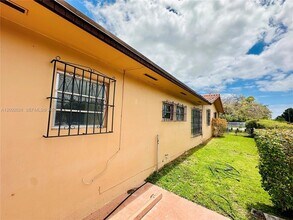 6241 SW 2nd St in Miami, FL - Foto de edificio - Building Photo