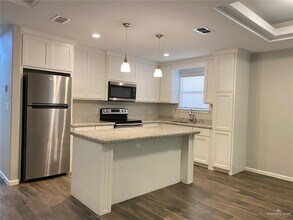 2215 Taxco Ct, Unit 4 in Edinburg, TX - Building Photo - Building Photo