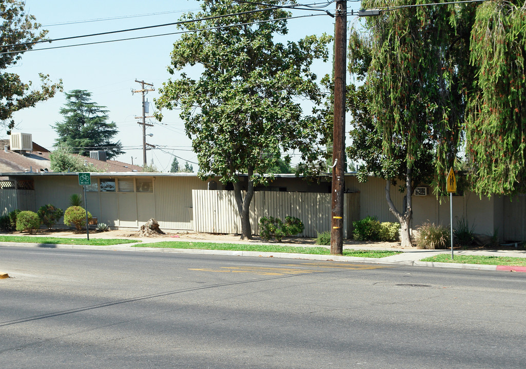 2833 N West Ave in Fresno, CA - Building Photo