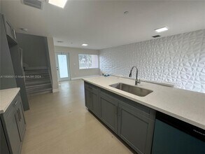 205 NW 159th St-Unit -205 in Miami, FL - Building Photo - Building Photo