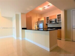 951 Brickell Ave, Unit 2405 in Miami, FL - Building Photo - Building Photo