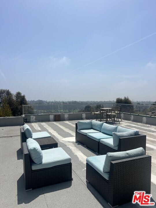 1400 San Remo Dr in Los Angeles, CA - Foto de edificio