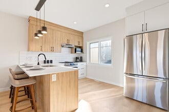 8051 Orchards Green SW in Edmonton, AB - Building Photo - Building Photo