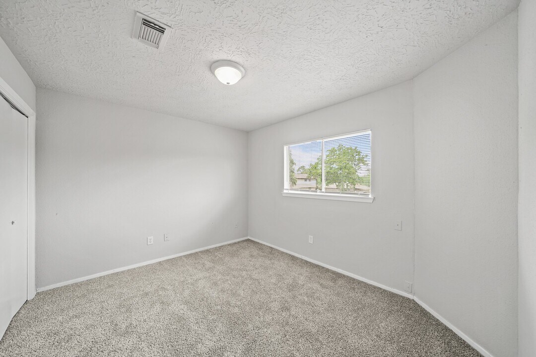 303 Hearthside Cir in League City, TX - Building Photo