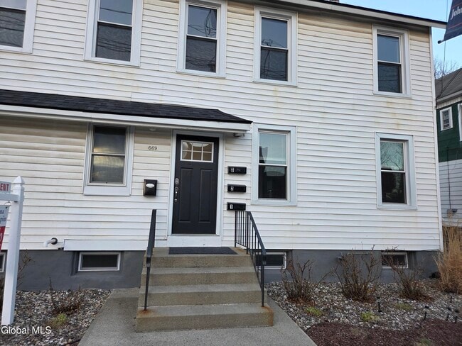 669 Pawling Ave in Troy, NY - Building Photo - Building Photo