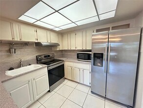 16 Toledo Ct in Davie, FL - Building Photo - Building Photo
