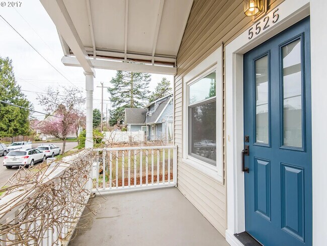 5525 NE Everett St in Portland, OR - Foto de edificio - Building Photo