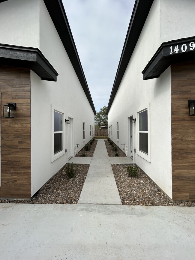 1409 S Michigan St in Alton, TX - Building Photo - Building Photo