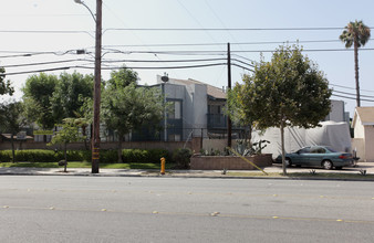 Rosewood Apartments in Bellflower, CA - Building Photo - Building Photo