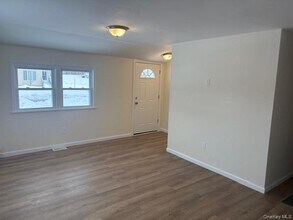 51 Oak Dr in Riverhead, NY - Building Photo - Building Photo