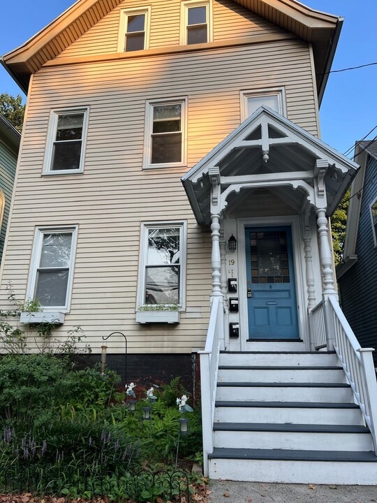 19 Anderson St, Unit B Utilities INCLUDED in New Haven, CT - Building Photo