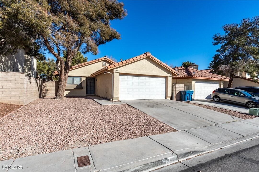 7434 Coffeyville Ave in Las Vegas, NV - Building Photo