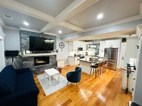 12 S Mason St, Unit 5 in Salem, MA - Foto de edificio - Building Photo