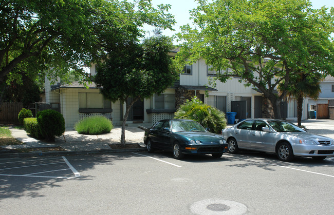 19460 Richwood Court in Cupertino, CA - Foto de edificio - Building Photo