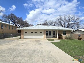 1401 W Ave B in Lampasas, TX - Building Photo - Building Photo