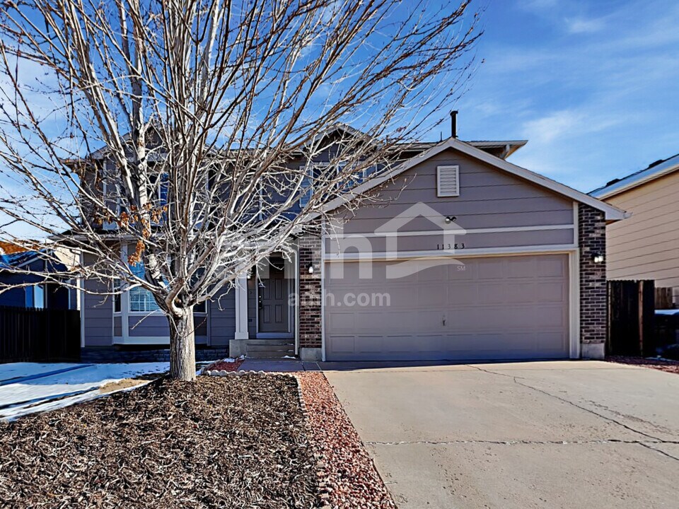 11383 Berry Farm Rd in Fountain, CO - Foto de edificio